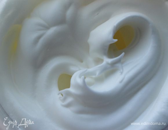 Тыквенный бисквит. Взбить белки с половиной сахара до устойчивых пиков.