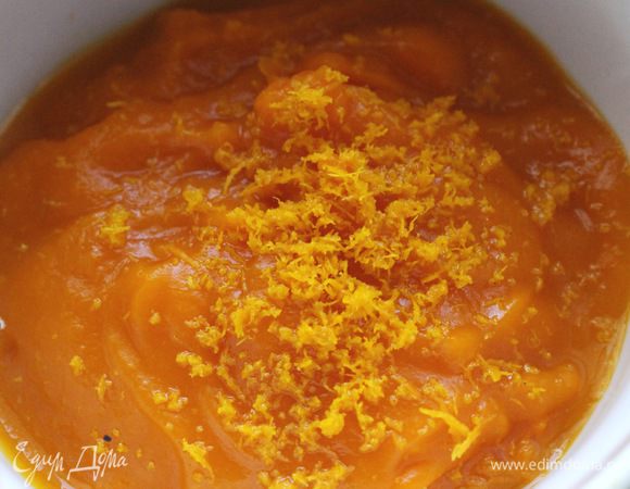 Смешать тыквенное пюре (тыкву запечь в духовке, а затем пюрировать блендером) с мелко натертой цедрой апельсина. Тыквенное пюре добавить к желтковой массе и взбивать на максимальной скорости миксера еще 5 минут.