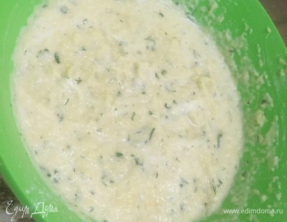 Далее добавляем мелко нарубленную зелень (петрушка и укроп), измельченный чеснок, яйцо, крахмал и муку. Воду я не выливаю, чтобы драники были сочные.