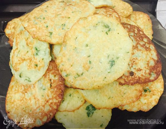 Раскаляем сковороду и обжариваем наши драники по 1-2 минуты с каждой стороны.