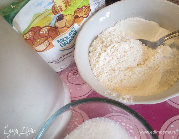 Отмеряем муку, сахар и взбиваем яйца до пышной массы. Вводим сахар, продолжая взбивать. Постепенно добавляем муку, затем соль.