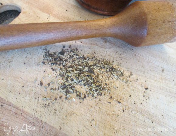 В ступке перетираем анис, измельчаем ваниль. Духовку разогреваем до 150°С.