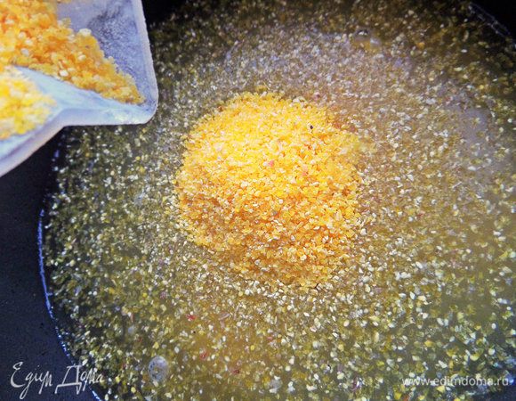 В горячую подсоленную воду (вначале 300 мл) всыпать кукурузную крупу.
