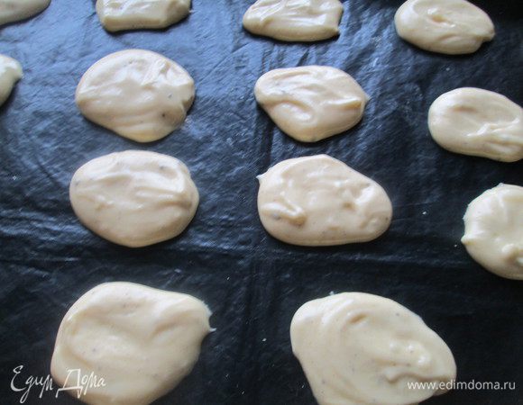 Чайной ложкой выкладываем лепешки будущего печенья на пекарскую бумагу, смазанную маслом, или силиконовый коврик. Можно использовать кондитерский мешок. Я пользуюсь силиконовым ковриком, его не смазываю маслом. Выпекаем печенье 8 минут до светло- золотистого цвета.  