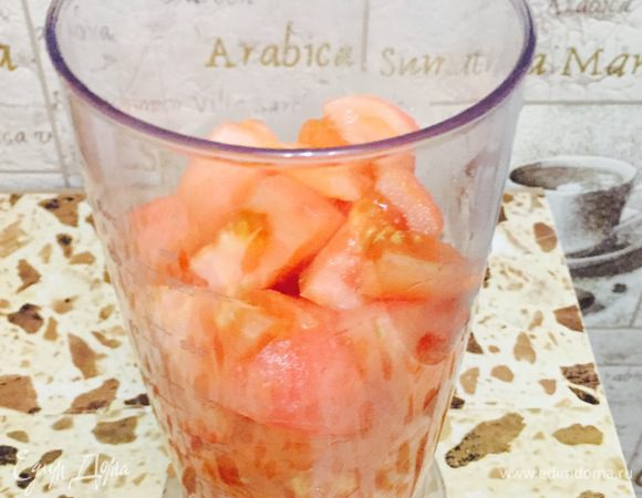 Нарезаем на кусочки помидоры и добавляем чайную ложку соли.