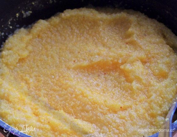 Варить, помешивая, как минимум 20 минут. Если нужно, подлить воду частями, но чтобы была густая в итоге. Количество воды также зависит от огня, на маленьком томится дольше, но и выкипает воды меньше.