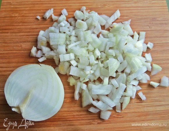 В это время луковицу измельчить.