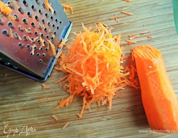 Морковь натереть мелко.