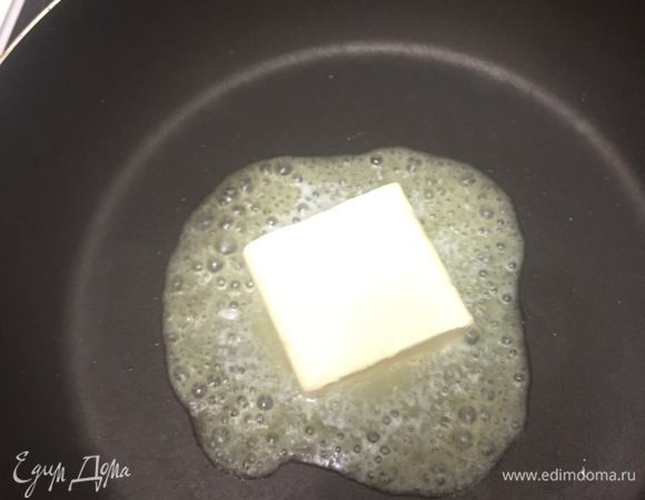 Готовим соус бешамель. Для этого растапливаем сливочное масло.