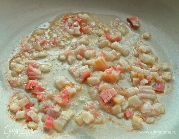 Бекон обжарить без масла до появления жирка.