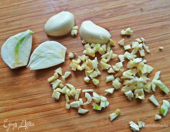 Чеснок тоже измельчить.