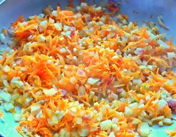 Обжарить все вместе, помешивая.