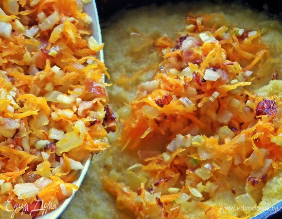 Высыпаем в кашу обжаренные овощи.