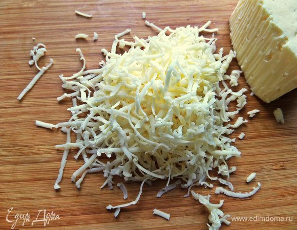 Сыр натереть на мелкой терке.