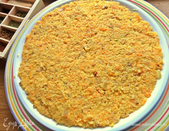 Распределяем по глубокой тарелке плотно.