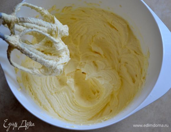 Добавить в масляную массу просеянные муку и крахмал. Тщательно размешать. Отдельно взбить яичные белки с щепоткой соли до устойчивых пиков. Осторожно ввести взбитые белки в тесто и перемешать плавными заворачивающими движениями.