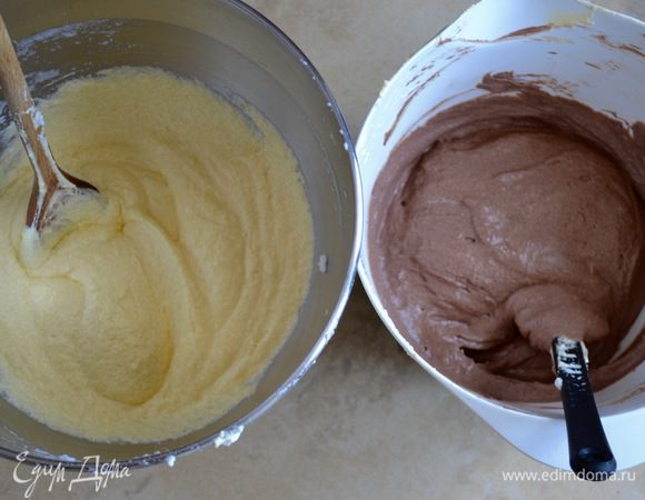 Разделить тесто на две равные части. В одну добавить ваниль, в другую добавить какао.
