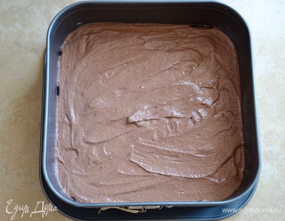 Дно разъемной квадратной формы (20-22 см) для выпечки слегка смазать маслом (или проложить пекарской бумагой). Духовку предварительно разогреть до 185-190°С. По рецепте рекомендовалось разогреть духовку только в режиме «гриль» (включен только верхний нагревающий элемент), но я обычно похожие пироги выпекаю в обычном режиме выпечки (верх-низ), поэтому исходила из своего опыта. 
Итак, далее все достаточно быстро и просто! Выложить на дно формы 2 ст. л. темного (или светлого) теста. С помощью тыльной стороны ложки разровнять тесто по всей поверхности формы, ровным слоем.