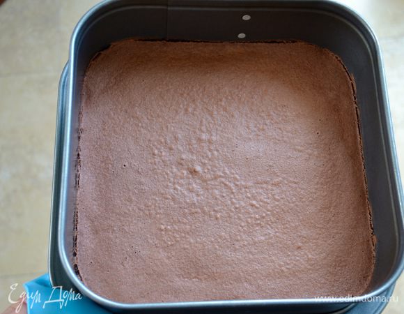 Выпекать на близком к верхнему уровне духовки около 2-3 минут. За это время корж схватится и немного отойдет от краев формы. Достать из духовки и нанести на темный корж 2 ст. л. светлого теста, также ровным слоем распределив его по поверхности первого коржа. Тесто каждый раз очень легко наносится, слой за слоем.
