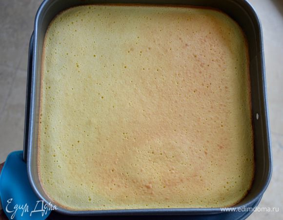 Поставить в духовку еще на 2-3 минуты. И так далее, чередуя слои темного и светлого теста, до полного окончания ингредиентов. Тем, кто знаком с выпечкой немецкого Баумкухена, такой способ выпечки не в новинку!
Готовый пирог достать из духовки и дать постоять 15 минут в форме.