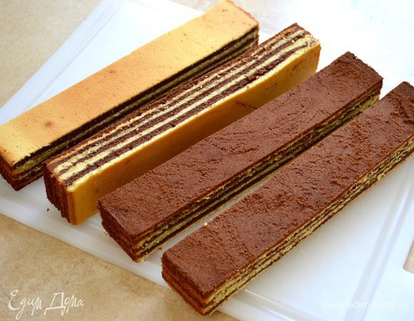 Освободить из формы заготовку. Вооружившись линейкой, отмерить и разрезать пирог на 6 полосок. Важно, чтобы ширина отрезаемых полосок совпадала с высотой пирога, то есть, на срезе брусочки должны иметь форму квадрата. Впоследствии, при формировании тортика все стороны должны хорошо прилегать друг к другу и совпадать. В итоге у вас должно получиться 4 «полноценных» брусочка, которые мы используем в приготовлении торта, а остальные две (они получаются более узкими, «нестандартными» по размеру), можно использовать, просто нарезав их квадратами и полив шоколадной глазурью! Они и сами по себе очень вкусные.