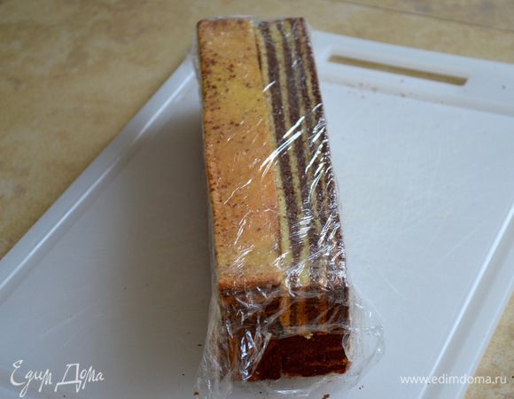 Плотно завернуть заготовку в пищевую пленку и оставить на 3-4 часа. Я убрала в холодильник. Тем временем приготовить шоколадный ганаш. Разогреть в сотейнике сливки до горячего состояния. Снять с огня, добавить кусочки шоколада, дать постоять несколько секунд и перемешать до растворения шоколада. Добавить сливочное масло и снова размешать до гладкого состояния.