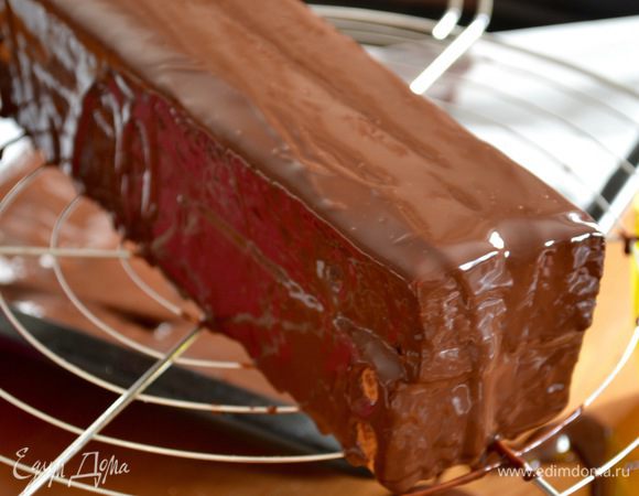 Развернуть тортик, поставить на решетку и полить ганашем. Я это сделала в два приема. Дать застыть и убрать в холодильник на пару часов перед подачей на стол.