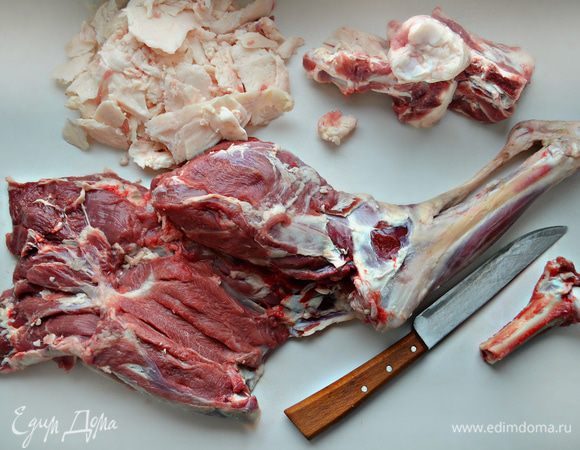 Баранью ногу протрите бумажным полотенцем. Острым ножом срежьте лишний жир. Затем надрежьте ногу вдоль и отделите кость, оставив лишь ее крайний кусочек. Эту операцию лучше доверить надежному мяснику (как я и сделала в этот раз).