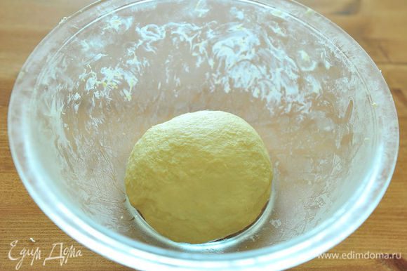 Сформировать из теста шар, накрыть пленкой и поставить в теплое место на 1 час. За это время тесто должно увеличиться примерно в 2,5 раза.