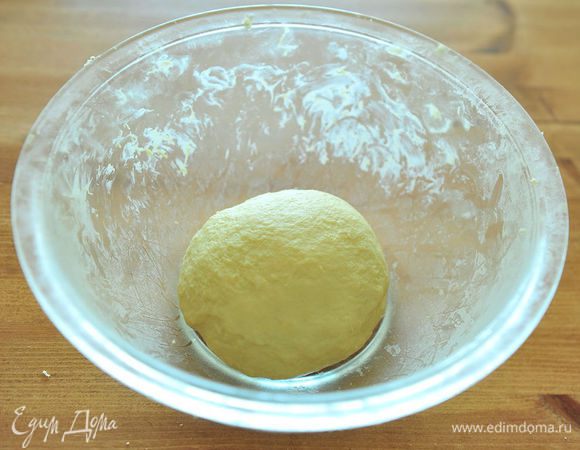 Сформировать из теста шар, накрыть пленкой и поставить в теплое место на 1 час. За это время тесто должно увеличиться примерно в 2,5 раза.