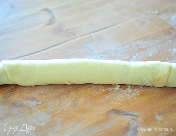 Свернуть тесто в рулет.