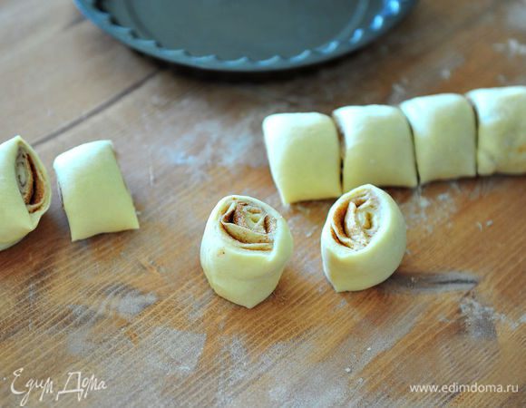 Нарезать рулет на одинаковые части толщиной 2 — 3 см.