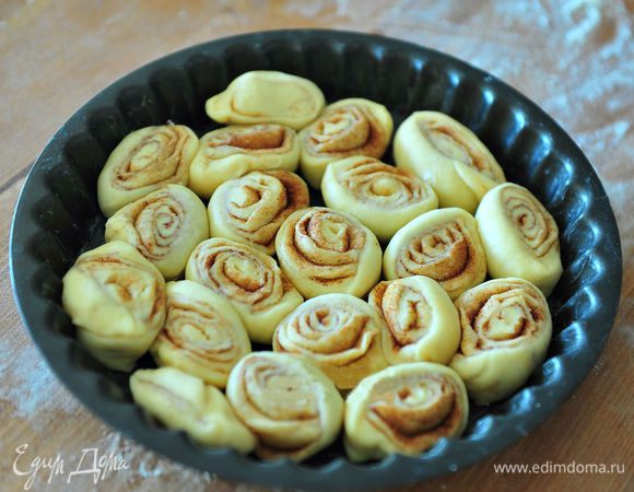 Форму для выпекания смазать сливочным маслом. Выложить булочки в форму для выпекания.