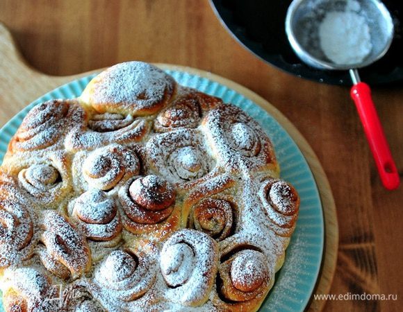 Готовые булочки посыпать сахарной пудрой.