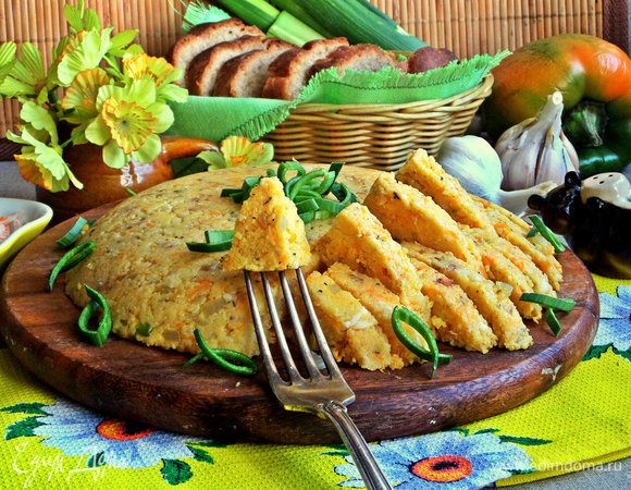 Нарезать застывшую поленту на ломтики.