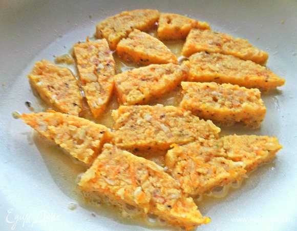 Разогреть оливковое масло в сковороде.