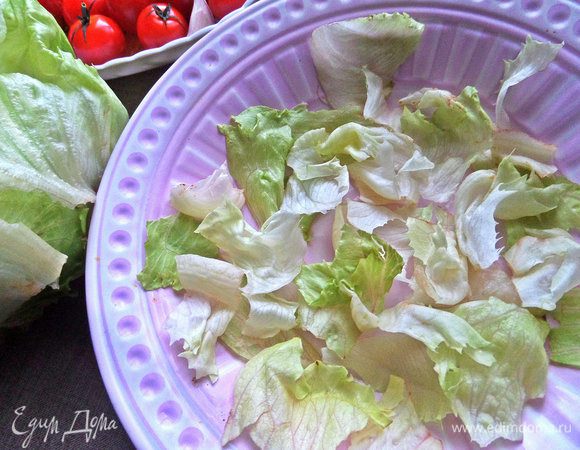 Начинаем собирать салат. В красивое блюдо нарвать айсберг.