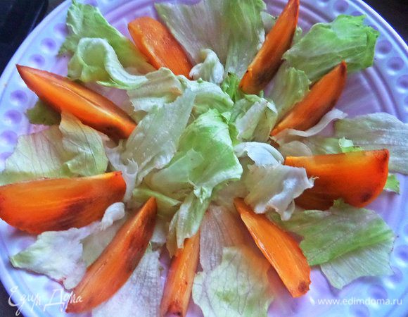 Хурму нарезать на дольки, как яблоко.