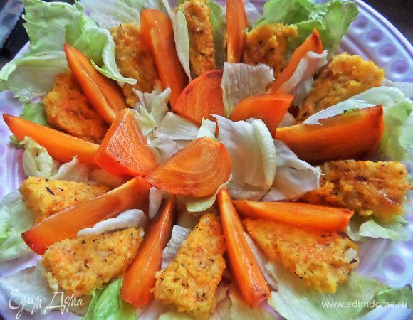 Между хурмой перенести со сковороды поленту.