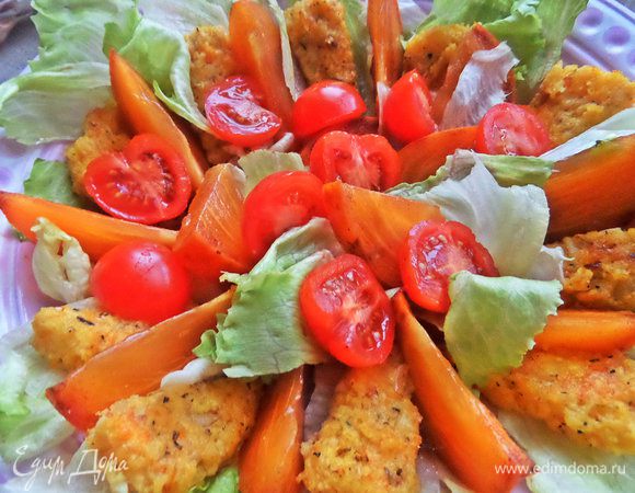 Черри разрезать вдоль и разместить на тарелке произвольно.