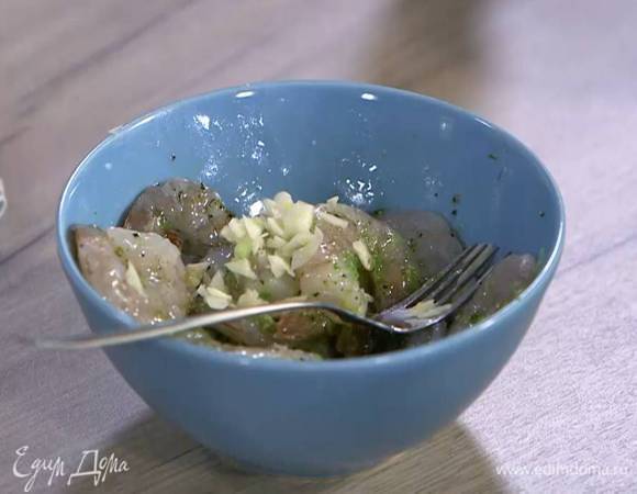 К креветкам добавить сок и цедру лайма, измельченный чеснок, слегка посолить и поперчить, влить 1‒2 ст. ложки оливкового масла, все перемешать и дать постоять.