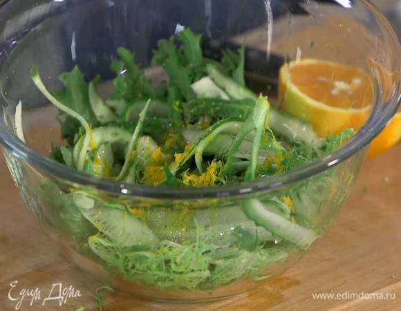 К листьям салата добавить нарезанный огурец, влить оставшееся оливковое масло, посолить, поперчить, добавить апельсиновую цедру и сок, все перемешать.