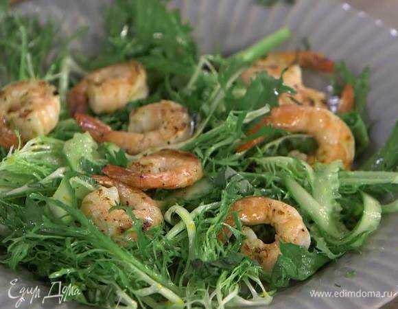 На тарелку выложить салат вместе с соком, посыпать базиликом, сверху разложить креветки.