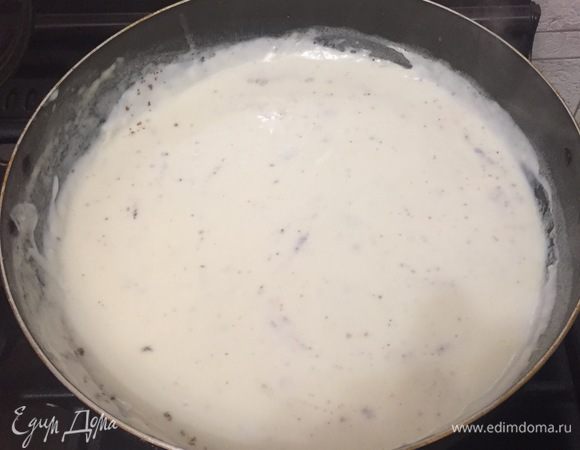 Постепенно вливаем молоко, помешивая соус, доводим до однородной массы и добавляем мускатный орех.