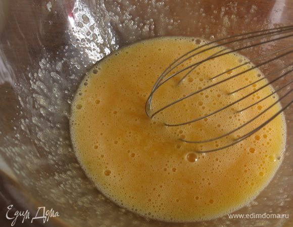 Сбиваем яйца с сахаром добела. Взбивала венчиком, ведь это традиционный рецепт, обойдемся без миксера.