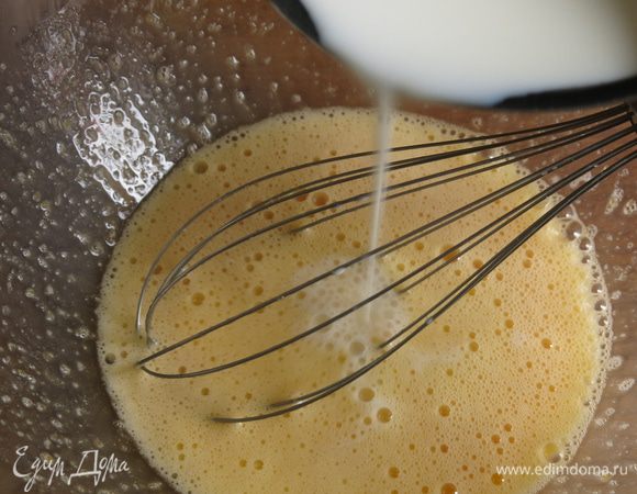 Вливаем молоко. Во всех рецептах, а разновидностей этого десерта немало, различные пропорции и подача, указывается, что добавляется молоко, но не определяется температура. В рецепте использовала чуть подогретое молоко, от горячего яйца бы свернулись.