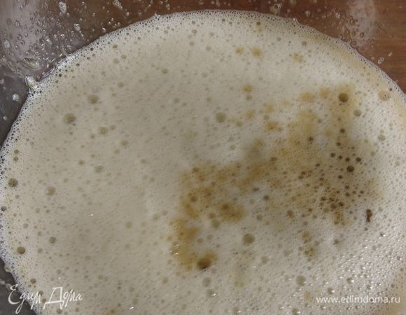 Добавляем кофе и перемешиваем.
 Использовала «наемный труд» — готовый кофе из кофейни, дома нет кофемашины, и стала первой посетительницей, заказавшей кофе в банку, всего 250 мл эспрессо.
 Кладем пару зернышек кардамона.