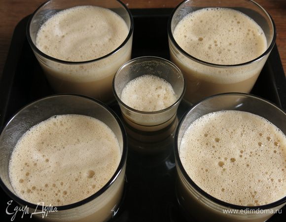 Разливаем кофе по стаканам (немного перестраховалась и не долила в каждый стакан жидкость, ничего не убежало, так что можно распределить массу по всем четырем емкостям) и ставим на водяную баню при 160°С. Форму помещаем в теплую духовку на 4 — 5 минут при 160°С, прогреваем 50 — 60 минут. 