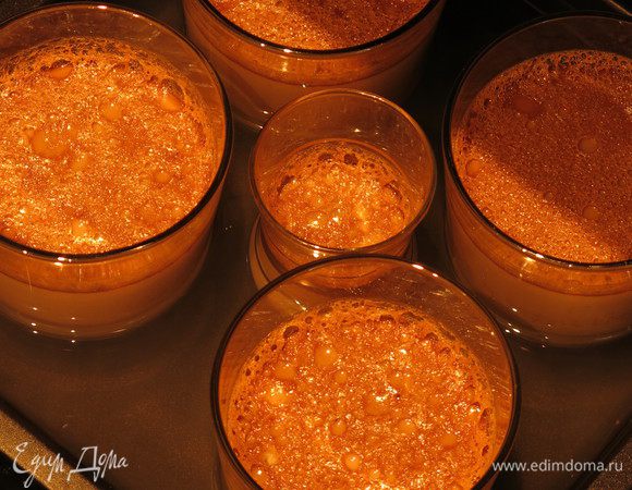 Достаем, даем остыть. Тут-то и пригодился пятый мини-стаканчик. Попробовала и теплый десерт, очень хорош. 