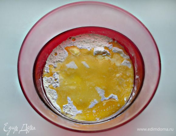 Из указанных ингредиентов подготовить тесто, энергично смешивая их, до получения эластичной однородной массы. Вместо крепкого десертного сицилийского вина марсала вы можете использовать любое другое  качественное белое сухое вино на ваш вкус.